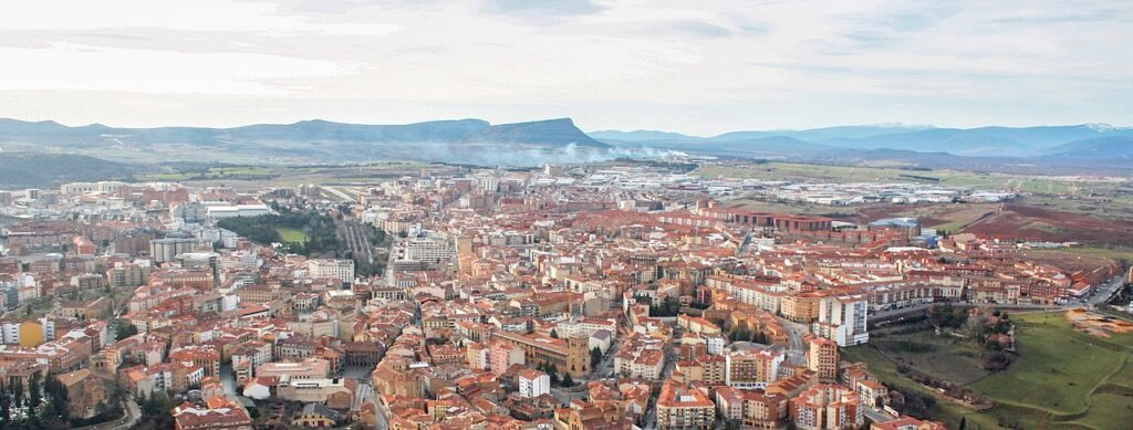 Vista del casco histórico de Soria con la Iglesia de Santo Domingo y su rosetón románico, ejemplo del patrimonio arquitectónico de la ciudad.
