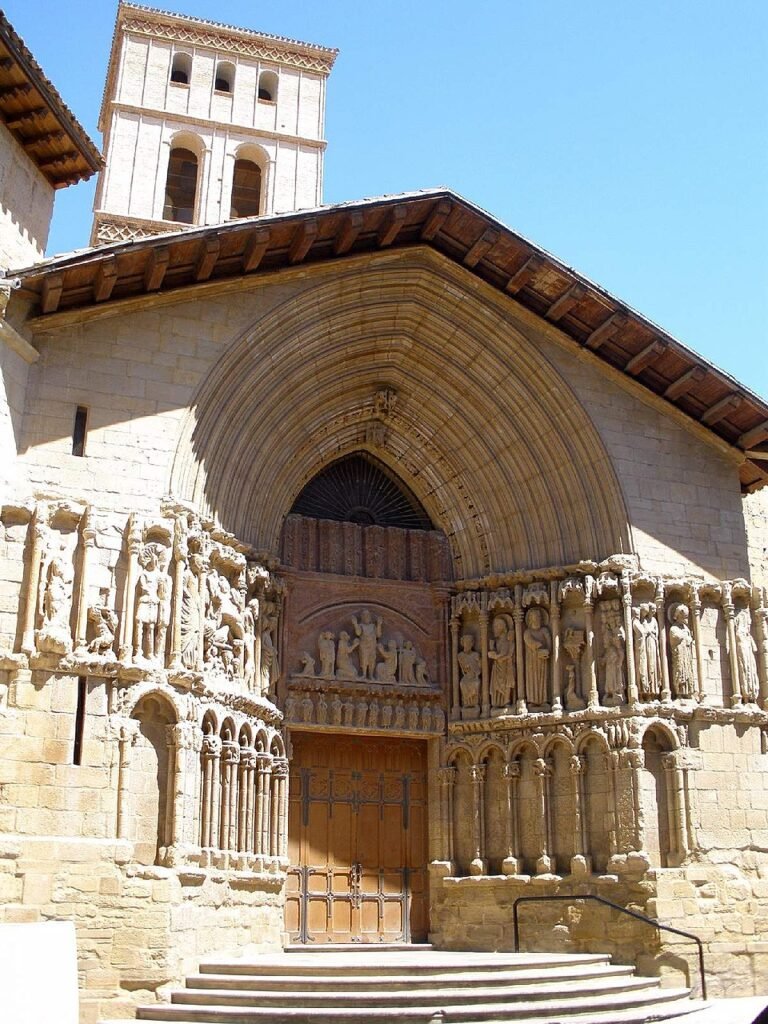 Fachada de la Iglesia de San Bartolomé en Logroño, con su característico campanario románico y detalles góticos en pleno casco antiguo de la ciudad.