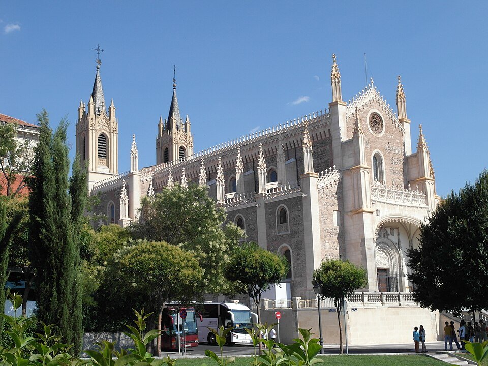 Vista lateral de la Iglesia San Jerónimo el Real en Madrid, donde Humifin intervino para controlar la humedad por capilaridad sin afectar su estética.