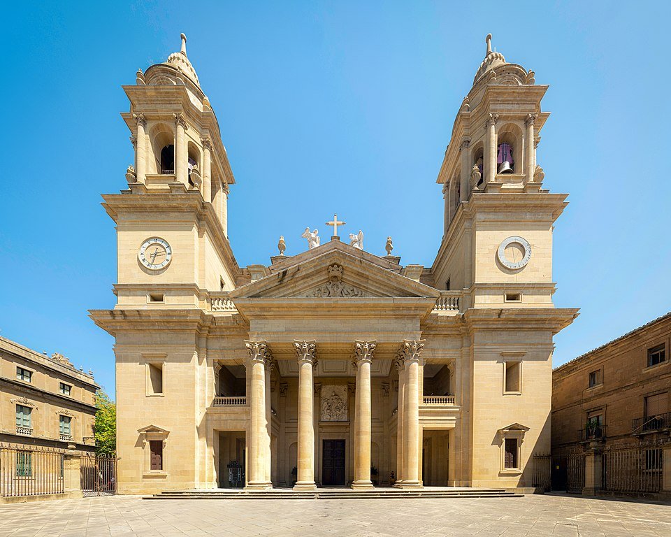 Fachada principal de la Catedral de Pamplona, de estilo neoclásico, con sus dos torres y entrada al casco antiguo de la ciudad navarra.