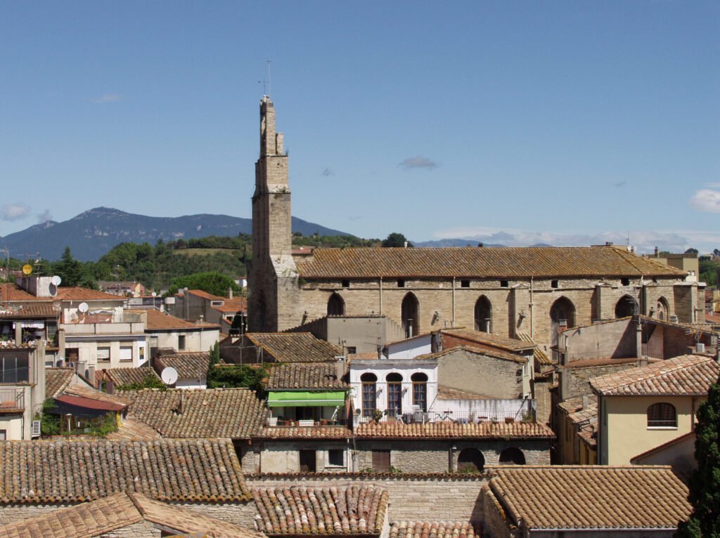 Interior de la Iglesia Santa María en Banyoles, protegida frente a la humedad por capilaridad mediante una solución discreta.