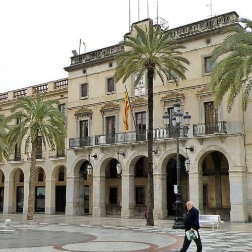 Fachada del Ayuntamiento de Vilanova i la Geltrú, donde se aplicó un tratamiento antihumedad específico para humedad ascendente.