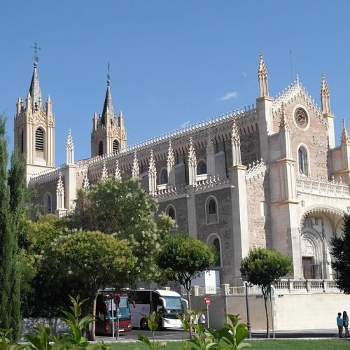 Vista lateral de la Iglesia San Jerónimo el Real en Madrid, donde Humifin intervino para controlar la humedad por capilaridad sin afectar su estética.