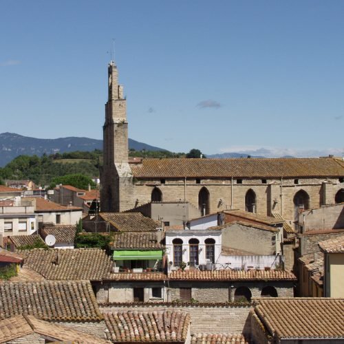 Interior de la Iglesia Santa María en Banyoles, protegida frente a la humedad por capilaridad mediante una solución discreta.