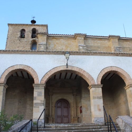 Fachada de la Iglesia de Nuestra Señora del Rosario en Biurrun, tratada por Humifin para eliminar humedades capilares sin alterar su valor patrimonial.